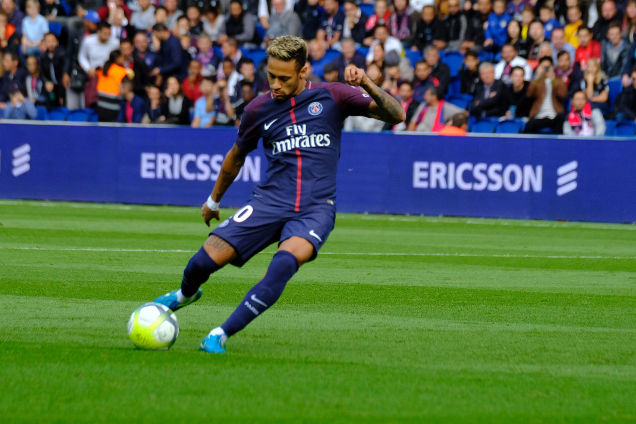 他三分一旦开张就挡不住（他三分手感一来，谁也拦不住）