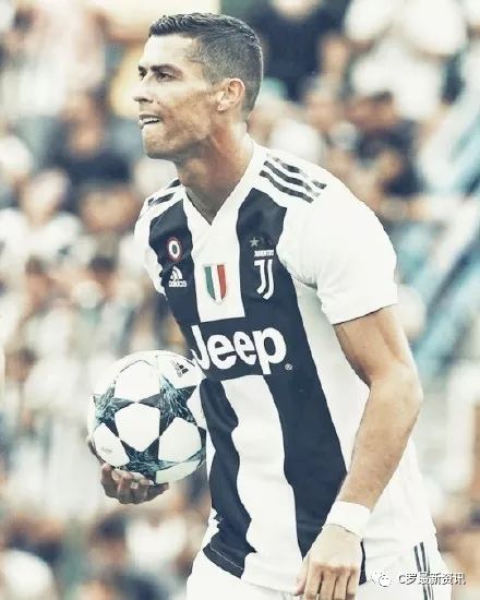 伊涅斯塔造访巴萨训练基地，与佩德里、亚马尔等人合影（伊涅斯塔探访巴萨训练基地，与佩德里、亚马尔等合影留念）