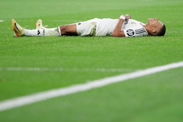 拜仁对阵圣保利全场3次射门中柱：卡尔2次、凯恩1次