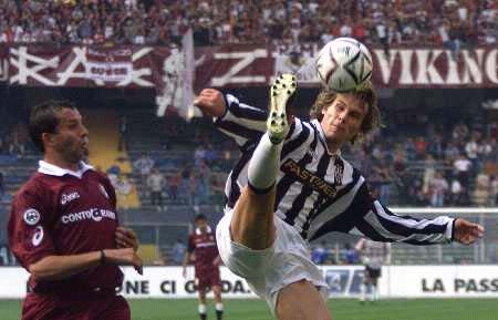 告别林皇！从被骂退役球员到联赛MVP，林加德在首尔FC的辉煌两年与未来挑战（送别林皇：从被指退役边缘到联赛MVP，林加德在首尔FC的两年高光与前路挑战）