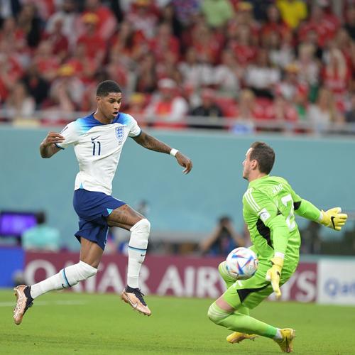 防线漏洞频出 难挡对手冲击（后防失误不断 难以抵御对手猛攻）