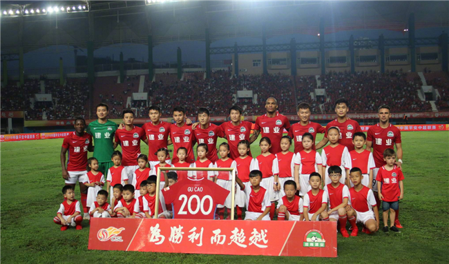 CBA俱乐部杯，山东男篮半场55-50领先青岛男篮，山东队半场打出12人轮换（CBA俱乐部杯：山东男篮半场55-50暂领先青岛，祭出12人轮换）