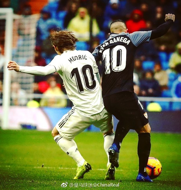 心念老东家！奥斯卡社媒晒照观看海港vs柔佛亚冠比赛（奥斯卡社媒打卡：关注海港对阵柔佛的亚冠之战）