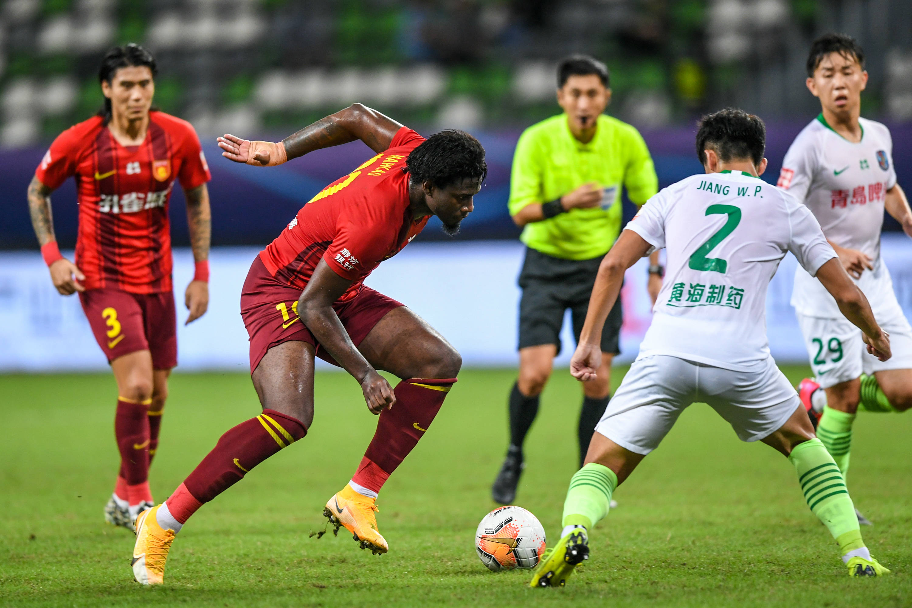 皇马下赛季主场球衣谍照：经典白色主色调，深绿镶边+粉红三道杠（皇马新赛季主场球衣曝光：经典纯白基调，深绿滚边配粉色三条纹）